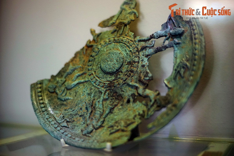 Đĩa đồng niên đại thế kỷ 8-10, được phát hiện tại gò 8 khu di tích Cát Tiên. Hiện vật được tạo tác tinh xảo, thể hiện trình độ kỹ thuật cao của các cư dân văn hóa Cát Tiên.