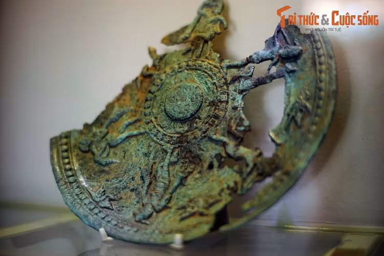 Đĩa đồng niên đại thế kỷ 8-10, được phát hiện tại gò 8 khu di tích Cát Tiên. Hiện vật được tạo tác tinh xảo, thể hiện trình độ kỹ thuật cao của các cư dân văn hóa Cát Tiên.