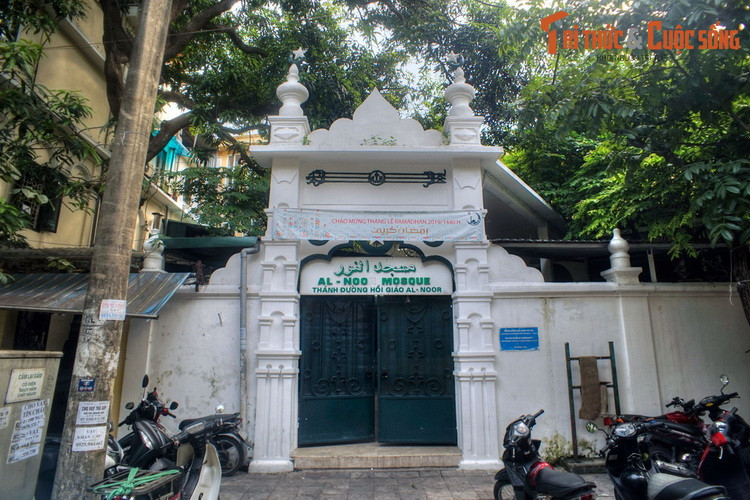 1. Tọa lạc tại số 12 phố Hàng Lược, giữa khu phố cổ Hà Nội, thánh đường Al-Noor là thánh đường Hồi giáo duy nhất của Hà Nội và miền Bắc. Công trình được cộng đồng Hồi giáo người Ấn Độ từ Bombay tiến hành xây dựng năm 1885. Al-Noor trong tiểng Ả Rập nghĩa là Soi Sáng.