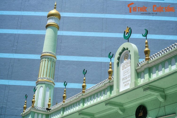 Thánh đường Jamia Al-Musulman mang phong cách kiến trúc tinh tế, đậm dấu ấn Hồi giáo vùng Nam Á, thể hiện rõ nét qua các chi tiết trang trí trên mái, vòm cửa và hai tháp cao ở hai bên.