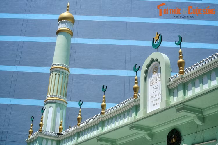 Thánh đường Jamia Al-Musulman mang phong cách kiến trúc tinh tế, đậm dấu ấn Hồi giáo vùng Nam Á, thể hiện rõ nét qua các chi tiết trang trí trên mái, vòm cửa và hai tháp cao ở hai bên.