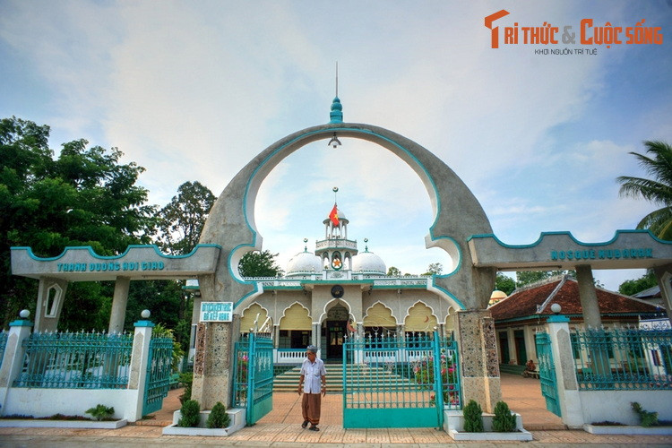 3. Nằm ở xã Phú Hiệp, huyện Phú Tân, tỉnh An Giang, thánh đường Mubarak của cộng đồng người Chăm theo đạo Hồi là thánh đường Hồi giáo cổ xưa nhất của Việt Nam. Thánh đường được khởi dựng từ năm 1750, bắt đầu được xây kiên cố từ thập niên 1920.