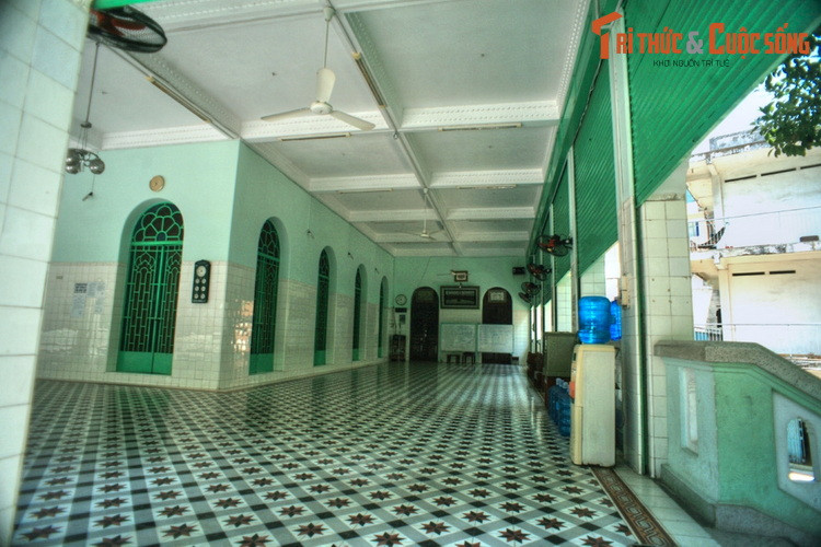 Không gian cầu nguyện của thánh đường khá lớn, với sức chứa hàng trăm người, gồm chính điện - nằm ở tầng 2, sau một khoảng sân lớn có các bậc cấp rộng dẫn lên - và các dãy hành lang bao quanh.