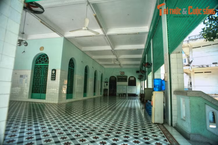 Không gian cầu nguyện của thánh đường khá lớn, với sức chứa hàng trăm người, gồm chính điện - nằm ở tầng 2, sau một khoảng sân lớn có các bậc cấp rộng dẫn lên - và các dãy hành lang bao quanh.