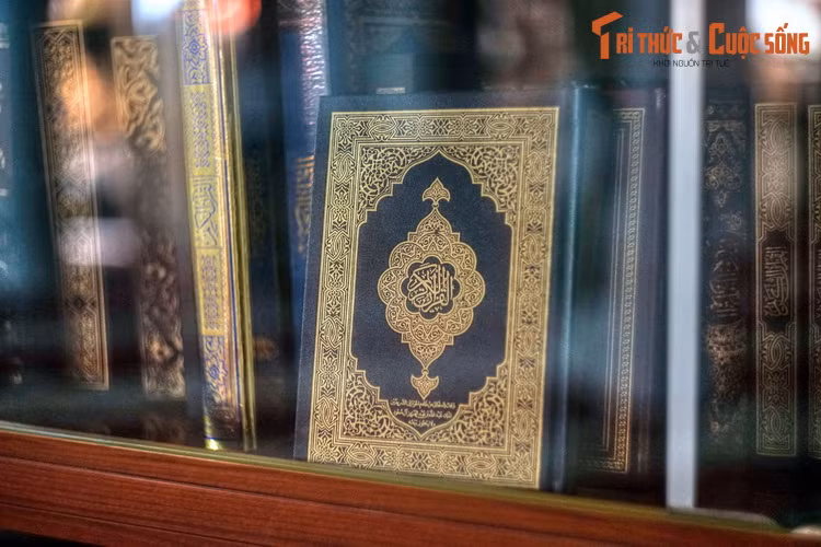 Không chỉ là một điểm tâm linh, thánh đường Al-Noor còn là một nơi lý tưởng để khám phá văn hóa Hồi giáo. Thánh đường có một bộ sưu tập phong phú các loại kinh sách, tranh ảnh được đưa đến từ các nước theo đạo Hồi...