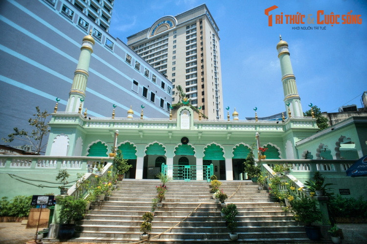 2. Tọa lạc tại số 66 Đông Du, thánh đường Jamia Al-Musulman là thánh đường lớn và nổi tiếng bậc nhất của TP. HCM. Công trình được những tín đồ Hồi giáo đến từ miền Nam Ấn Độ đóng góp tiền xây dựng từ năm 1935.