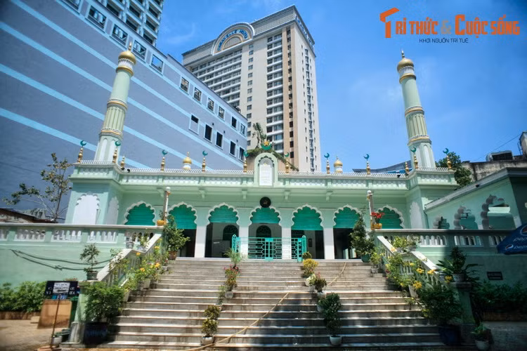 2. Tọa lạc tại số 66 Đông Du, thánh đường Jamia Al-Musulman là thánh đường lớn và nổi tiếng bậc nhất của TP. HCM. Công trình được những tín đồ Hồi giáo đến từ miền Nam Ấn Độ đóng góp tiền xây dựng từ năm 1935.