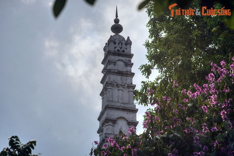 Khuôn viên thánh đường Al-Noor rộng khoảng 700 m2. Mỗi chi tiết kiến trúc của thánh đường mang những dấu ấn đặc trưng của văn hóa Hồi giáo Ấn Độ, thể hiện qua mái vòm, cửa vòm, đặc biệt là tòa tháp nhọn cao vút.