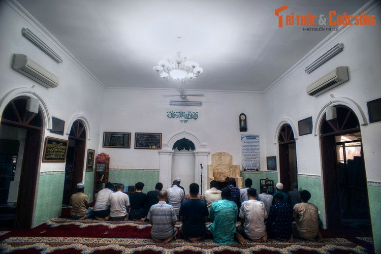 Phòng lễ chính nằm ở trung tâm thánh đường, có ba mặt được bao quanh bởi những vòm cửa cao rộng. Cạnh đó có một phòng hành lễ cho phụ nữ, cách biệt bởi những tấm vải lớn tạo không gian riêng biệt. Tín đồ đến đây hành lễ phần lớn là người nước ngoài sinh sống và làm việc ở Hà Nội.