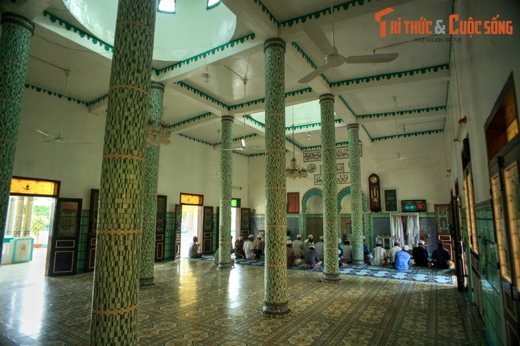 Không gian bên trong thánh đường rộng rãi và thoáng mát với tông màu trắng – xanh, được chống đỡ bằng 2 hàng cột. Ở giữa có 2 vòm cung, vừa có tác dụng khuếch đại âm thanh khi cầu nguyện, vừa trổ các cửa sổ hắt ánh sáng tự nhiên xuống thánh đường.