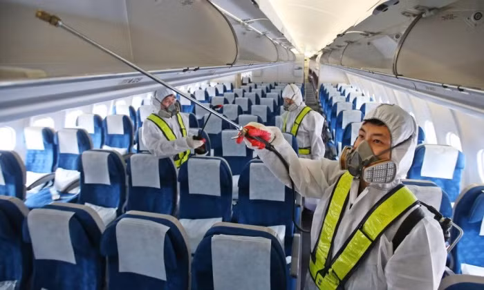 Cùng thời điểm này, công tác kiểm tra dịch tễ, vệ sinh khử trùng và điều tra những người đã tiếp xúc với người nghi nhiễm MERS-CoV sẽ được thực hiện tại khu vực sân bay, máy bay.