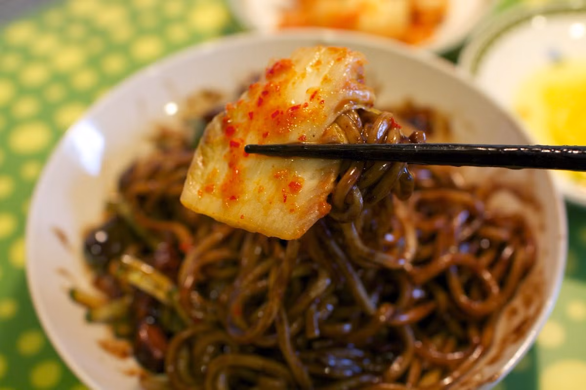 Một món ăn Hàn Quốc cực kỳ quen mắt và thân thuộc với bạn trẻ mê phim Hàn là mỳ ăn kèm kim chi. Món mỳ Kim chi đang được giới trẻ Việt Nam mê tít quanh năm, dù đông hay hè.