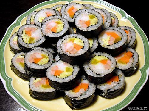 Món cơm cuộn rong biển rắc thêm chút vừng rang luôn trở thành món ăn tình yêu cho các cặp đôi trong phim của xứ sở kim chi.