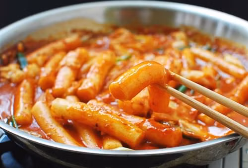 Bạn sẽ luôn được gặp các quầy bán Tteokbokki - món bánh gạo siêu cay ở mọi bộ phim Hàn Quốc.