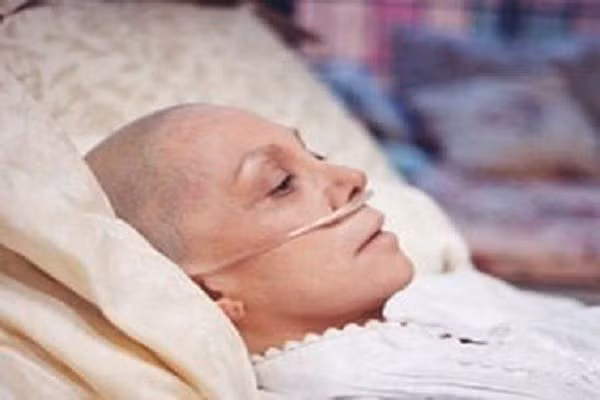 Thường xuyên giúp người bệnh trở mình, lau rửa, xoa bóp, tắm giặt, kiểm tra cơ thể... Đối với bệnh nhân nằm trường kỳ trên giường, cần định giờ thay đổi tư thế nằm của họ. Cứ 2 hay 3 giờ đổi tư thế một lần, tối đa không được quá 4 giờ. Việc này, sẽ giúp máu huyết lưu thông, tránh viêm nhiễm ảnh hưởng tới sức đề kháng của người bệnh.