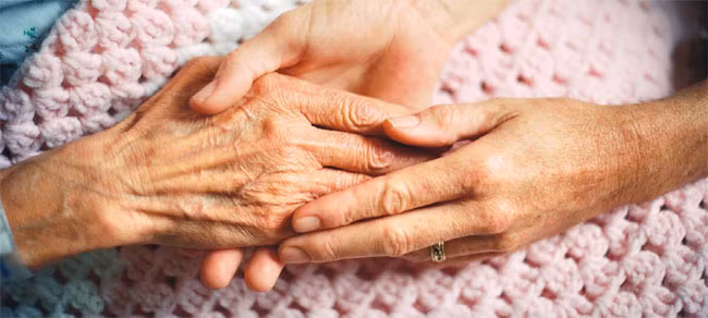 Khi thực hiện thao tác đổi tư thế nằm cho người bệnh, phải dùng sức nâng bệnh nhân lên tránh động tác lôi kéo hay đẩy mạnh người bệnh. Ở những phần cơ thể có xương nhô cao hãy dùng một chiếc khăn mềm để kê lót cho người bệnh tránh bị đau.