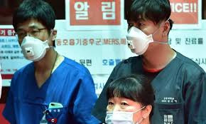 Khi ủ bệnh được một thời gian, người nhiễm MERS-CoV có thể xuất hiện những tổn thương nhu mô phổi, viêm phổi và xuất hiện hội chứng suy hô hấp cấp tiến triển. Những triệu chứng đó sẽ được phát hiện dựa trên lâm sàng hoặc hình ảnh chụp X-Quang tổn thương phổi.