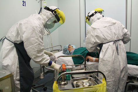 Các nhà nghiên cứu chỉ ra rằng, những người có tiền sử bệnh có nhiều khả năng sẽ bị lây nhiễm MERS-CoV cao hơn, cũng như phải chịu các biến chứng bệnh nghiêm trọng hơn. Nhóm nguy cơ cao mắc MERS-CoV là những người mắc bệnh đáo thái đường, suy thận, bệnh phổi mạn tính, những người bị bệnh miễn dịch.