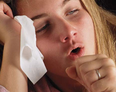 Bên cạnh bị sốt, những người nghi nhiễm MERS còn thường xuyên bị ho kéo dài dai dẳng trong nhiều ngày.