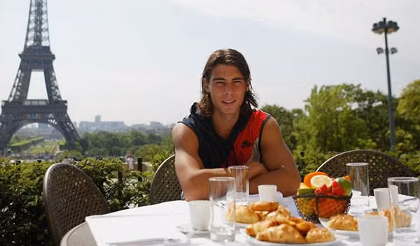 Tay vợt Rafael Nadal cũng áp dụng thực đơn khoa học và lặp lại hàng ngày vào các buổi tối với một lượng lớn cá nướng, mỳ và rau xanh.