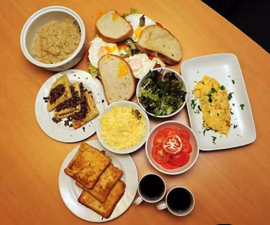 Michael Phepls vận động viên bơi lội hàng đầu thế giới bắt đầu một ngày tập luyện bằng bữa ăn sáng gồm có: 3 chiếc bánh sandwich có đủ các loại thành phần bổ sung, 3 chiếc bánh chuối sô cô la, 5 quả trứng ốp-la, 3 lát bánh mì Pháp có rắc thêm đường, 1 bát yến mạch và 2 ly cà phê.