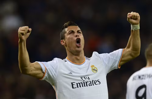 Bữa trưa của Ronaldo chỉ bao gồm chủ yếu là rau quả và các thực phẩm ít calo. Bữa tối với rất nhiều chất xơ, cacbonhydrate, protein và các vitamin. Thường thường, bữa ăn của Ronaldo sẽ bao gồm trái cây, thịt gà và cơm. Đi kèm với chế độ ăn uống khắc khổ, Ronaldo cũng nói không với các chất kích thích như rượu, bia và thuốc lá.