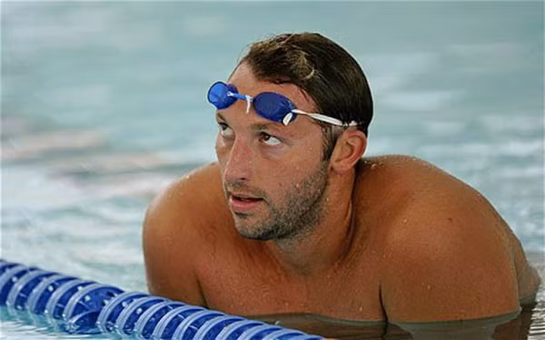 Kình ngư người Úc, Ian Thorpe cũng thực hiện chế độ ăn riêng để đảm bảo dinh dưỡng. Anh thường ăn bánh mỳ với mứt cùng nước cam vào mỗi buổi sáng với số lượng lớn. Các bữa ăn trong ngày của Thorpe bao gồm một lượng lớn các loại thực phẩm ít béo, nhiều protein và đặc biệt rất nhiều rau.