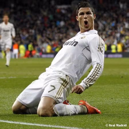 Ronaldo là một trong những cầu thủ có sức mạnh về thể chất khủng khiếp nhất thế giới. Để có được điều này, Ronaldo đã phải tập luyện rất nhiều kết hợp với 1 chế độ ăn ấn tượng. Các bữa ăn của Ronaldo cách nhau từ 2-4 tiếng, một ngày cầu thủ này ăn khoảng 6 bữa. Bữa ăn sáng của Ronaldo bao gồm nhiều carbohydrate và protein như trứng, ngũ cốc.