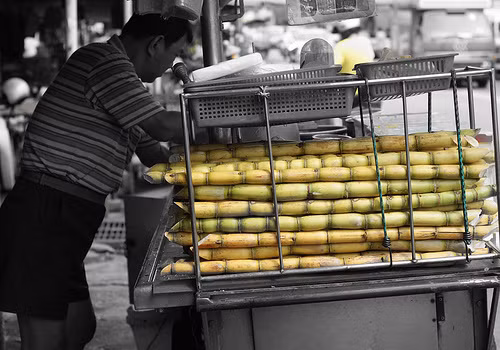 Bên cạnh đó, đá được sản xuất công nghiệp cũng không sạch, khi uống kèm nước mía càng làm gia tăng mức độ mất vệ sinh an toàn thực phẩm và nguy cơ nhiễm khuẩn, ngộ độc.