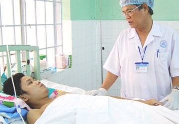 Cuoc dai phau cuu song chang trai bi nghien nat nua nguoi-Hinh-2