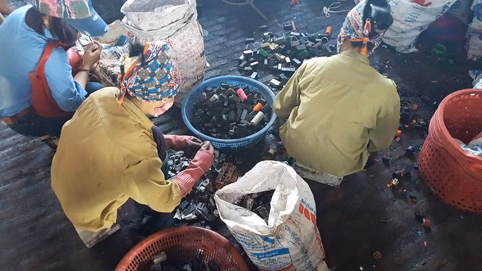 Các loại rau trồng tại làng tái chế chì đều nhiễm độc chì. Thậm chí, lượng chì nhiễm trong rau còn cao hơn giới hạn cho phép 1,3 lần so với giới hạn ô nhiễm kim loại nặng trong thực phẩm.