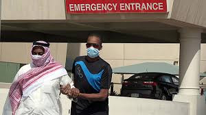 Hầu hết các độ tuổi đều có khả năng nhiễm MERS-CoV. Tuy nhiên, theo ghi nhận, hầu hết các trường hợp mắc là người già, nam giới. Những người có bệnh mãn tính thường có nguy cơ nhiễm bệnh cao hơn.