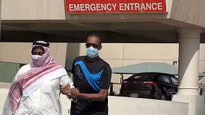 Hầu hết các độ tuổi đều có khả năng nhiễm MERS-CoV. Tuy nhiên, theo ghi nhận, hầu hết các trường hợp mắc là người già, nam giới. Những người có bệnh mãn tính thường có nguy cơ nhiễm bệnh cao hơn.