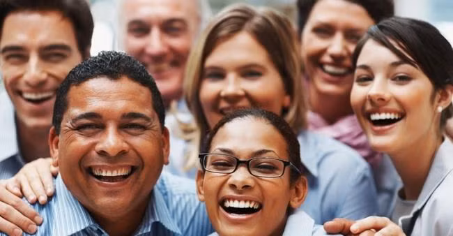 Đến Milan, Ý vào 100 năm trước, bạn sẽ luôn phải nở một nụ cười trên môi khi xuất hiện tại nơi công cộng. Bạn sẽ bị phạt rất nặng nếu bị bắt gặp đang có vẻ mặt u buồn, trừ trường hợp bạn đang tham gia lễ tang hoặc đi thăm một người nào đó ở bệnh viện.