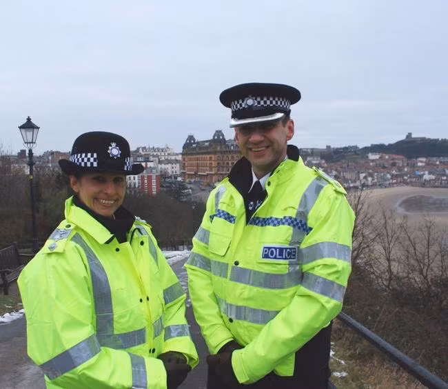 Tại một số thành phố nằm ở phía Bắc Tây Ban Nha, mại dâm hoàn toàn được pháp luật cho phép. Tuy nhiên, để có thể hành nghề trên các tuyến phố, những cô gái này phải mặc quần áo phát quang giống như của cảnh sát.