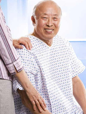 Đối với người có một thể lực cường tráng và mới bị bệnh ung thư thì chế độ ăn nên tăng protein. Tuy nhiên, không nên ăn quá nhiều một món như vịt, gà, cá; không hút thuốc, uống rượu; không nên ăn uống bừa bãi, kiêng các thức có hàm lượng mỡ cao.