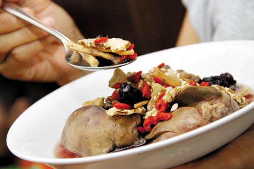 Tại thời điểm bạn đang tiến hành hóa trị và xạ trị, lúc này cơ thể thường xuất hiện phản ứng giảm bạch cầu, đường tiêu hóa bị ảnh hưởng vì thế bạn cần kiêng thuốc lá, rượu, các thức ăn cay, béo như: ớt, thịt mỡ, đồ chiên rán...