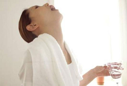 Súc họng bằng nước sát khuẩn miệng 2 lần/ngày, vào buổi sáng và tối.