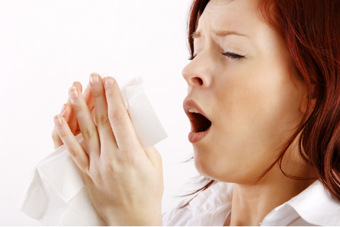 Việc che miệng giúp làm giảm phát tán các dịch tiết đường hô hấp ra môi trường hoặc ảnh hưởng tới người xung quanh, giúp giảm nguy cơ lây truyền bệnh cho cộng đồng.