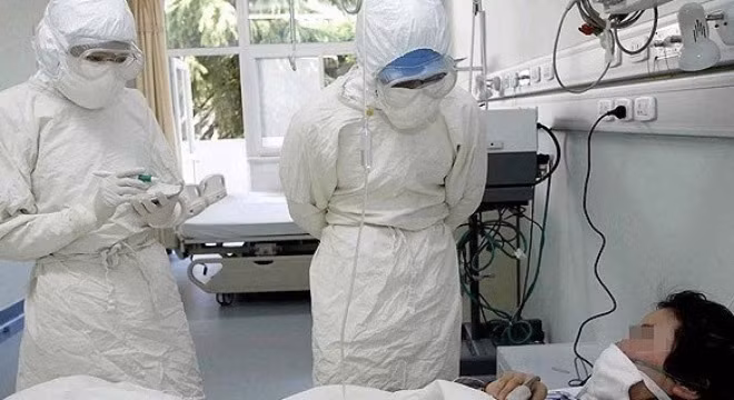 Suốt quá trình điều trị tại bệnh viện, bệnh nhân sẽ phải cách li nghiêm ngặt cho đến khi sức khỏe hoàn toàn bình thường.