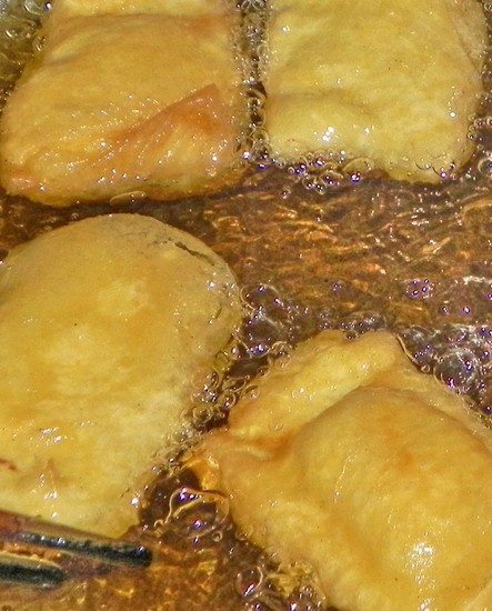 Sau khi gói xong thịt sầu riêng bạn hãy nhúng miếng sầu riêng cuộn vào bát bột mì pha với lòng đỏ trứng gà sau đo cho vào chảo chiên giòn.