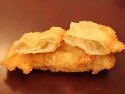 Bạn chỉ cần chiên vài phút là miếng bánh sầu riêng căng phồng, vàng ươm, ngon mắt, cùng hương thơm quyến rũ đã hoàn thành.