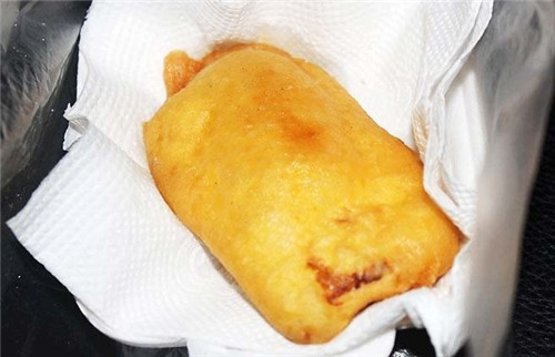 Cận cảnh món bánh sầu riêng chiên giòn vừa ra lò.