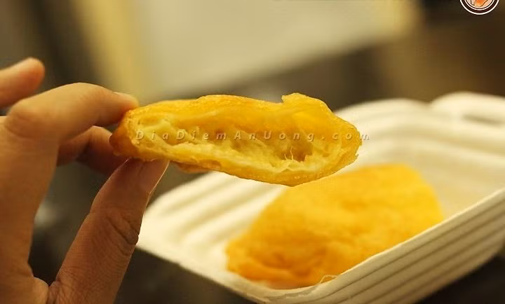 Miếng bánh sầu riêng chiên giòn tan trọng miệng, ngọt đậm vị sầu và thơm nức mũi bạn sẽ khó mà quên được.