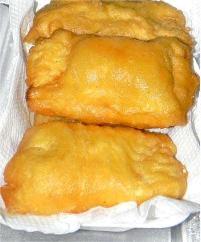 Nếu bánh quá nóng bạn sẽ không thể cảm nhận hết được vị giòn tan của lớp bột áo bên ngoài, cái dai mềm của bánh tráng rồi đến cảm giác cắn ngập răng trong lớp nhân vàng ươm, béo mềm, ngọt đậm của sầu riêng.