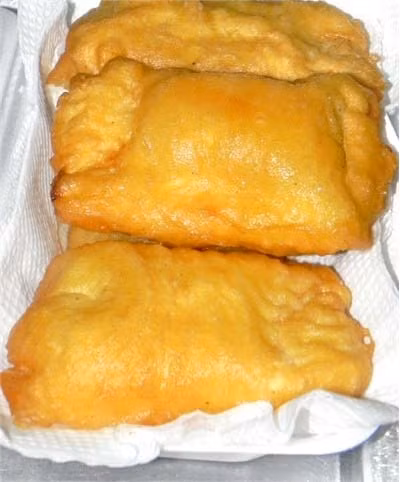 Nếu bánh quá nóng bạn sẽ không thể cảm nhận hết được vị giòn tan của lớp bột áo bên ngoài, cái dai mềm của bánh tráng rồi đến cảm giác cắn ngập răng trong lớp nhân vàng ươm, béo mềm, ngọt đậm của sầu riêng.