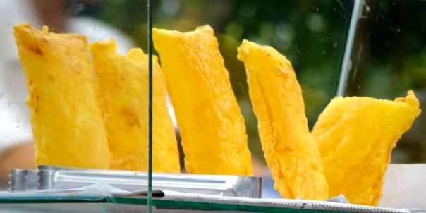 Dù vậy bạn cũng không nên ăn khi bánh đã quá nguội. Món bánh sầu riêng chiên ngon nhất là ăn khi bánh nguội còn khoảng 60 độ.