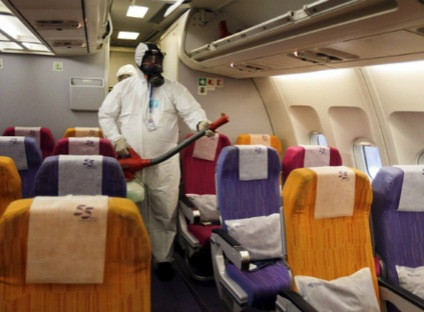 Ngay khi thông tin trên được công bố, Thái Lan cũng ngay lập tức thực hiện các biện pháp khẩn cấp để phòng ngừa dịch MERS lây lan ra cộng đồng. Trong hai bức ảnh trên, đội phòng dịch Thái Lan đang tiến hành phun khử trùng ở khu vực máy bay chở bệnh nhân nhiễm MERS.