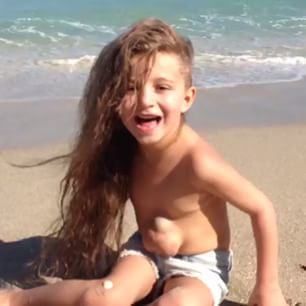 Cô bé có trái tim nằm ngoài lồng ngực nên khá nguy hiểm tới sức khỏe cũng như sự an toàn của bé vì bất cứ lúc nào trái tim cũng có thể bị tổn thương.