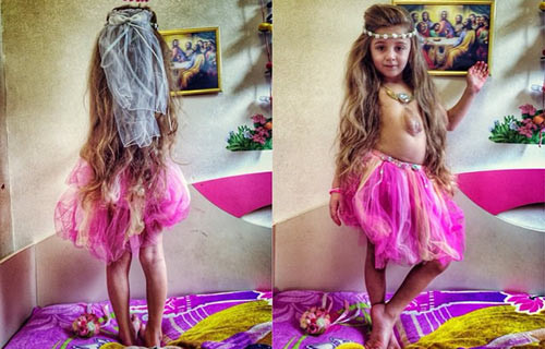 Cô bé Virsaviya Bathsheba xinh đẹp, đáng yêu như công chúa.